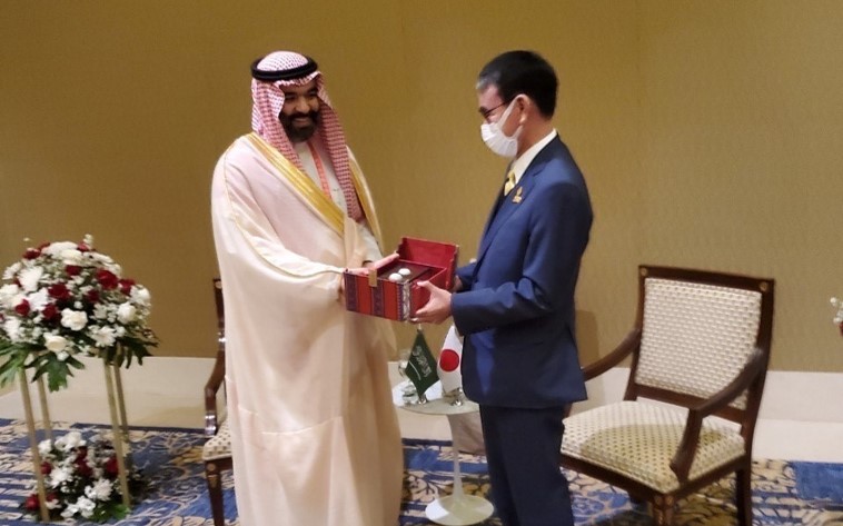 Two shots between Minister Kono and Saudi Arabian Minister of Communications and Information Technology Alswaha. The two of them are holding something like a present together