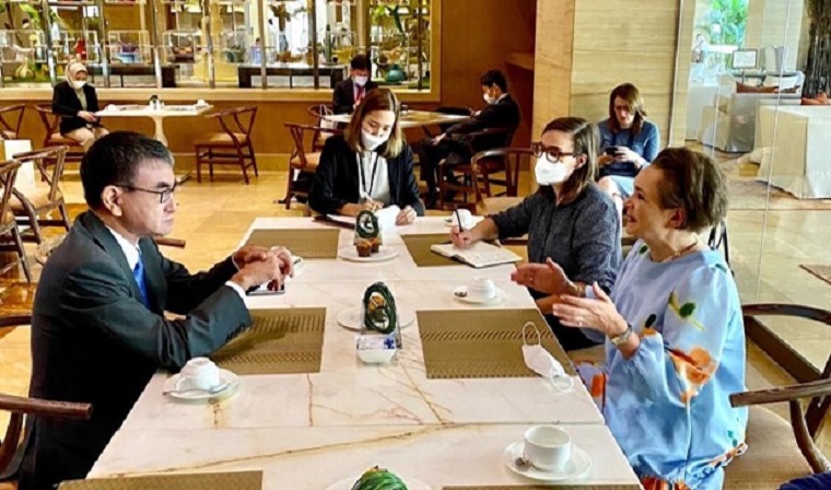 A conversation between Minister Kono and Dutch Minister of State for digitalization Goran Hofren, as they sit across a desk.