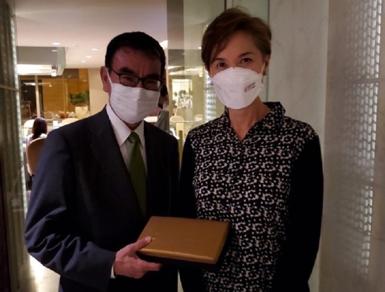 Bust shot of Minister Kono standing with Singaporean Minister of Information and Communications Theo
