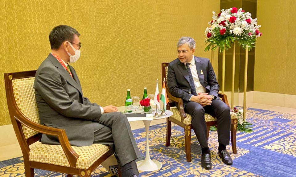 Minister Kono and Indian Minister of State for Electronics, Information Technology, Communication and Railways, Vaishnaw, sitting on chairs in a meeting