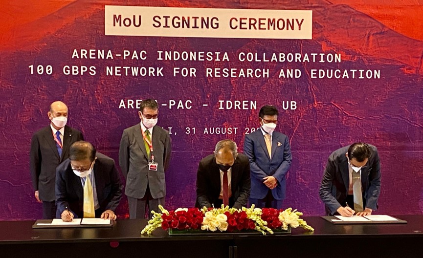 河野大臣が、アジア太平洋地域研究教育ネットワーク（ARENA-PAC）とインドネシア研究教育ネットワーク、ブラビジャヤ大学間によるMoUの締結式に立ち会っている様子。
