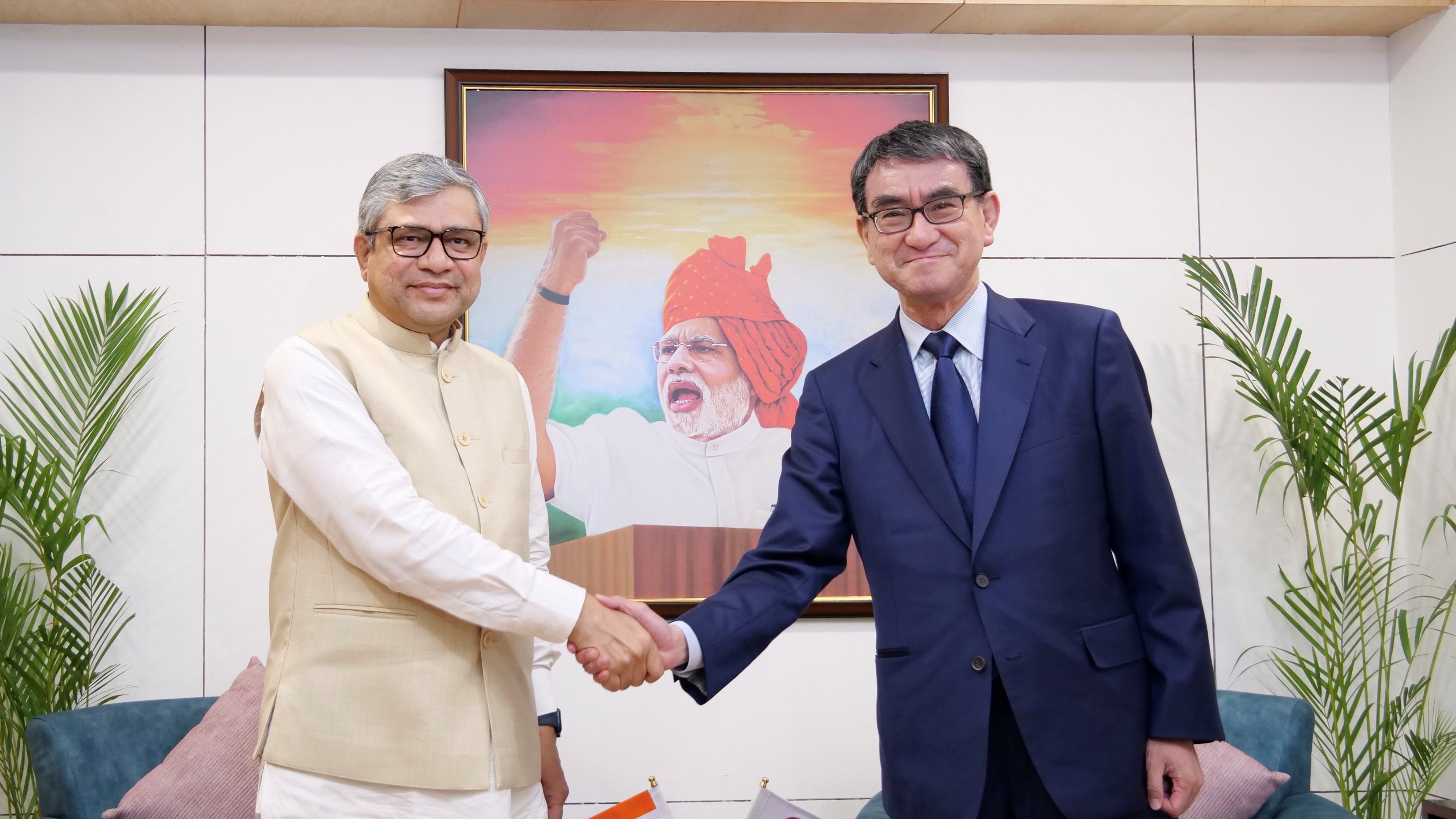 Photo of　Minister Kono and Minister Vaishnaw in India, shaking hands.