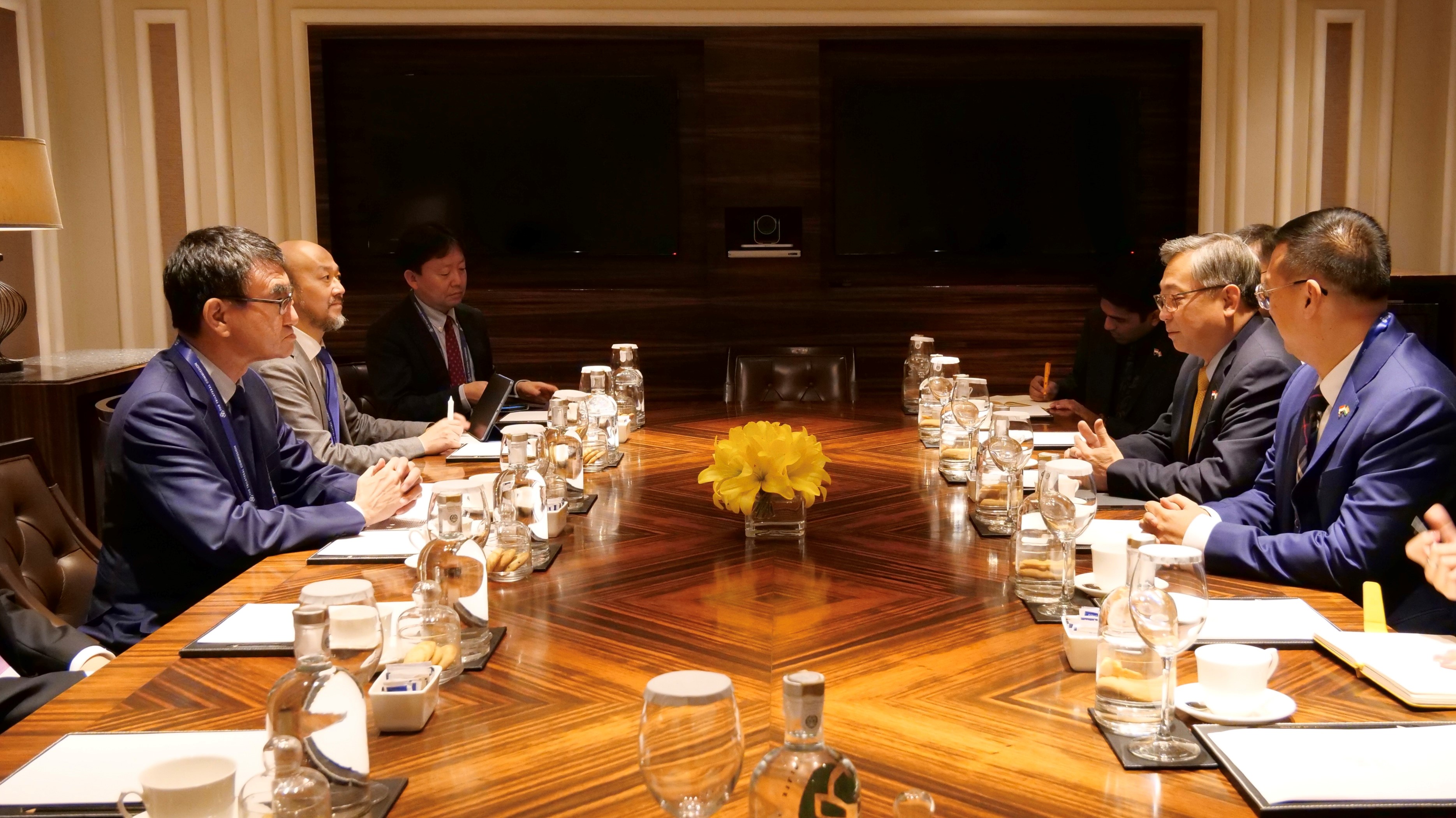 Minister Kono exchanging views with Mr. Gam Kim YONG, Minister for Trade and Industry, Singapore.