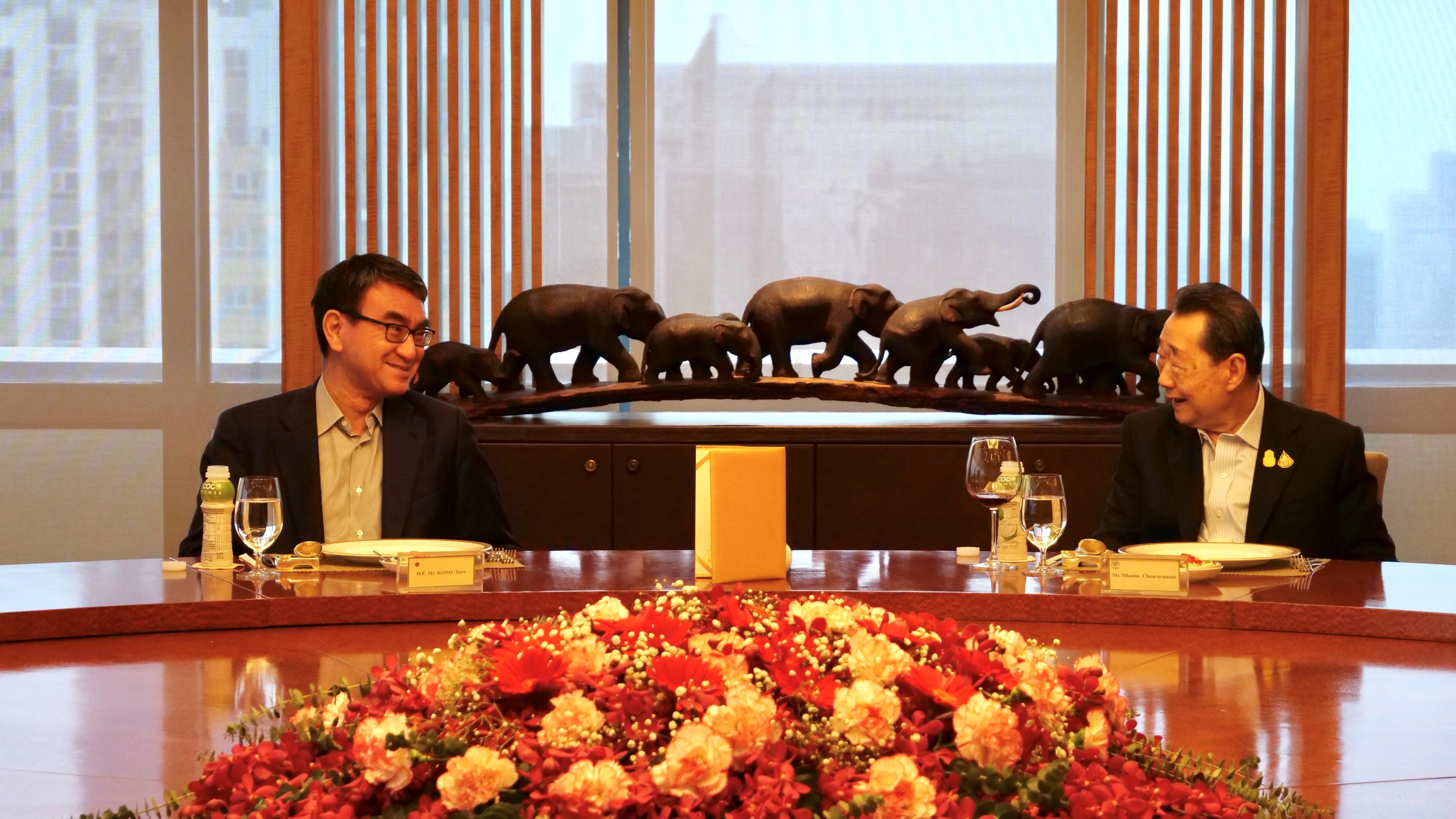 Photo of Minister Kono and Mr. Dhanin Chearavanont, the Senior Chairman of CP Group.