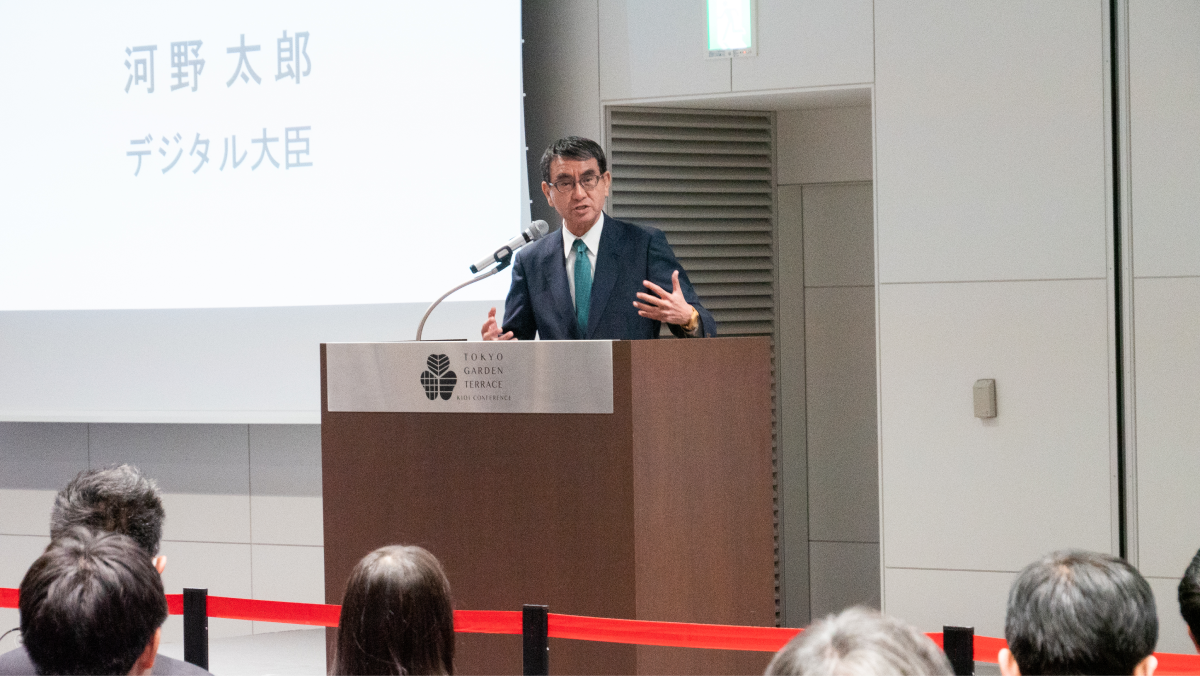 Photograph of Minister for Digital Transformation Kono greeting