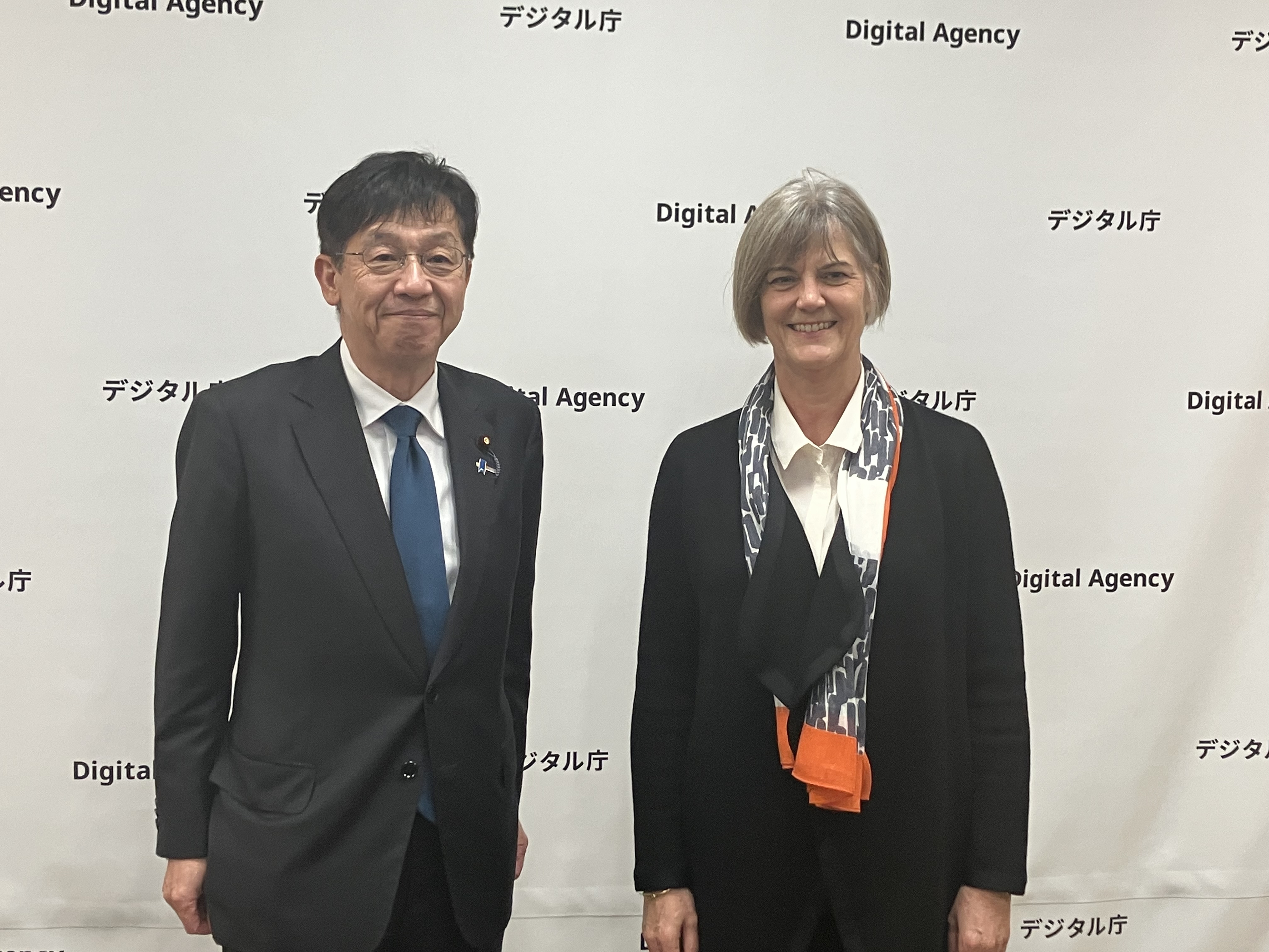 Photo of Minister for Digital Transformation Matsumoto(left) and British Ambassador to Japan Longbottom(right).