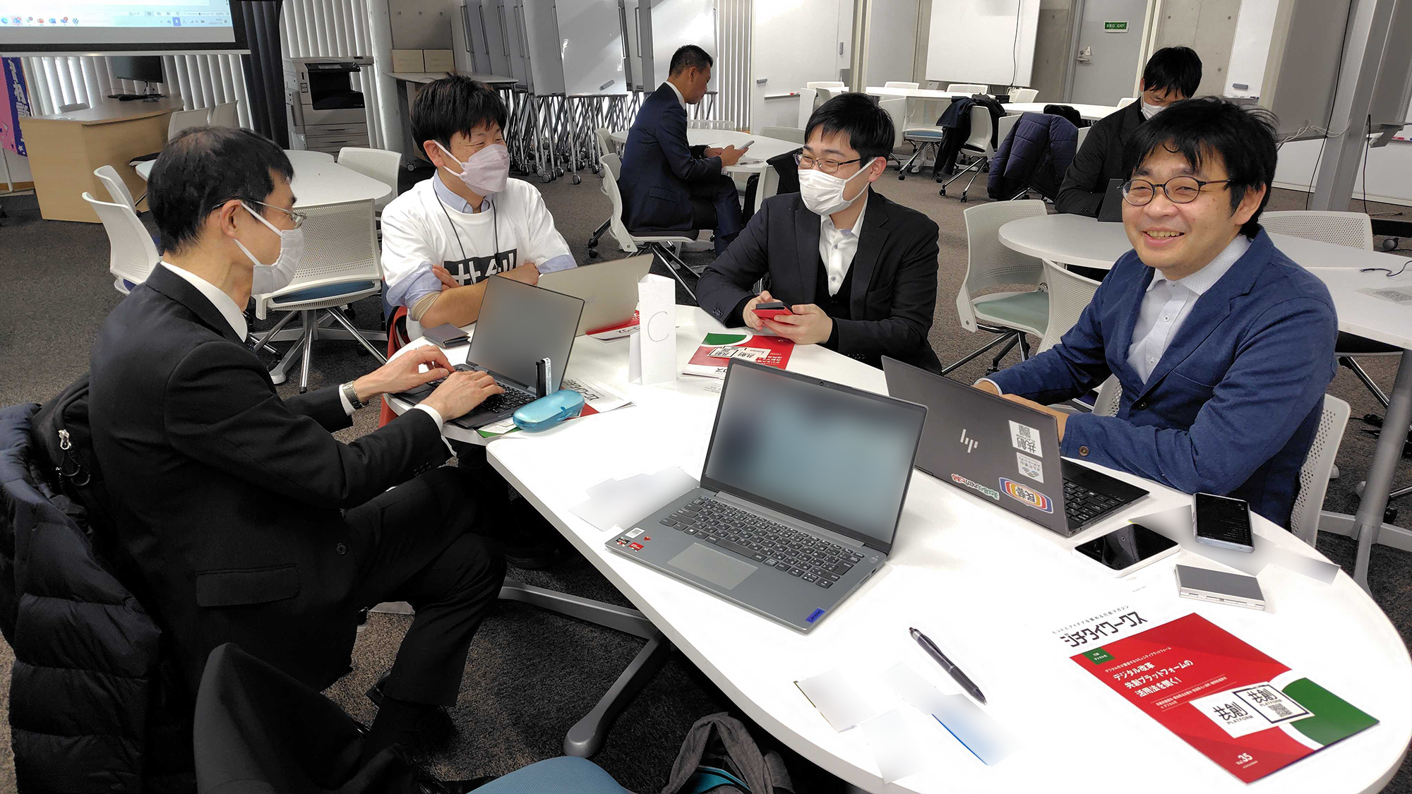 オープンデータの活用方法について参加者がディスカッションしている様子