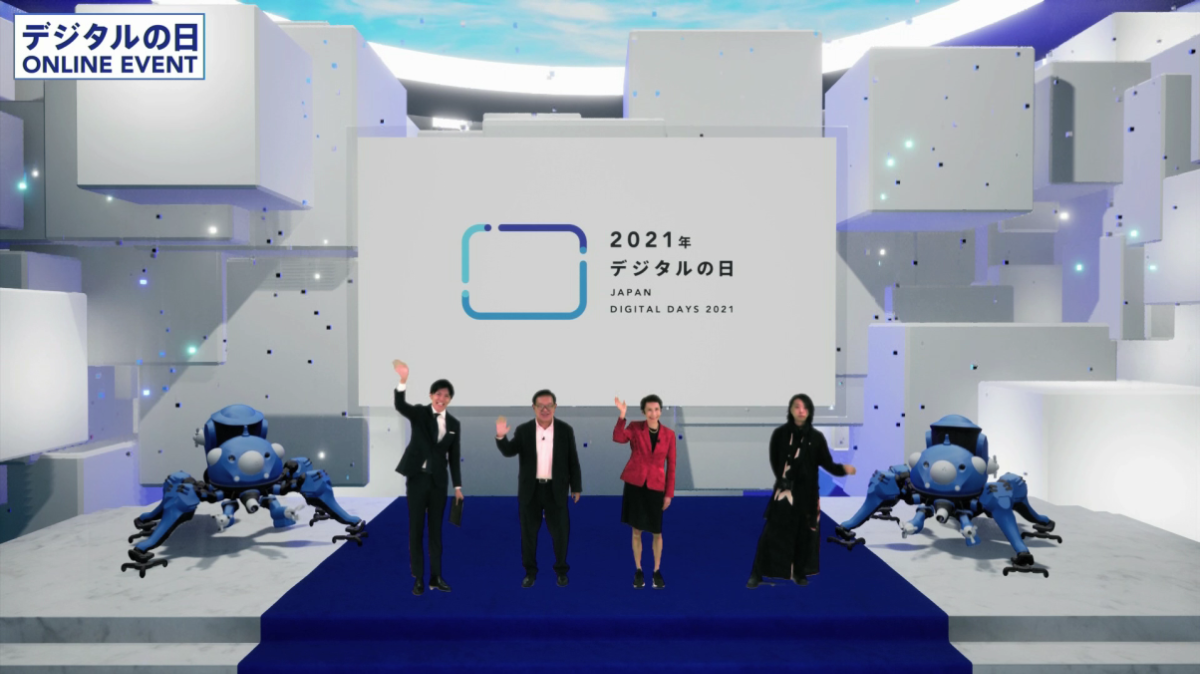 エンディングの写真。左から村井純さん、石倉洋子デジタル監、落合陽一さんが立って手を振っている。