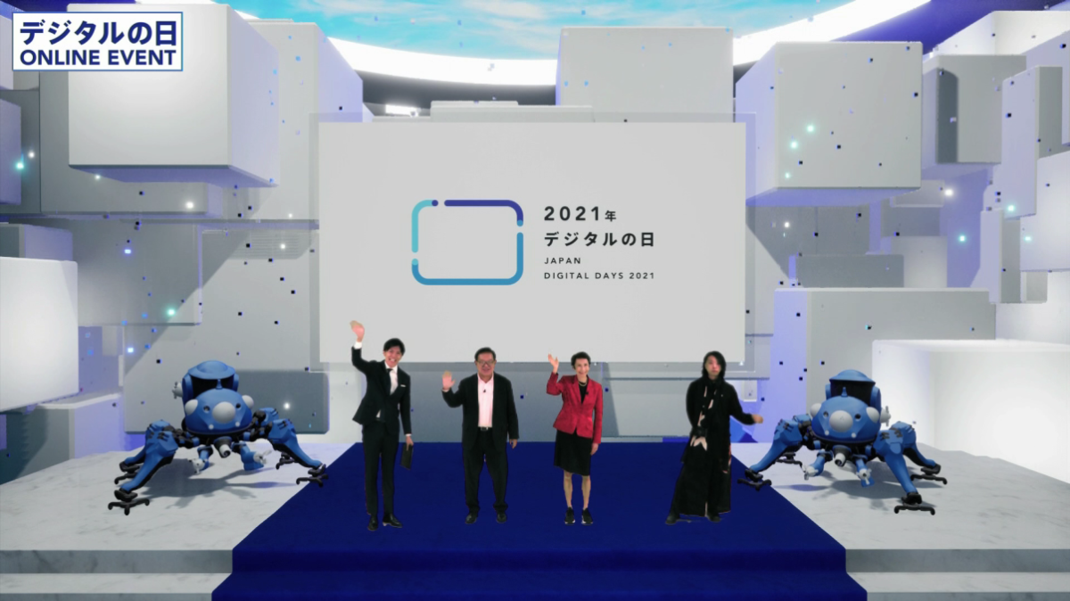 The ending photo. From the left, Jun Murai, Yoko Ishikura Chief Officer of the Digital Agency and Yoichi Ochiai are standing and waving their hands.