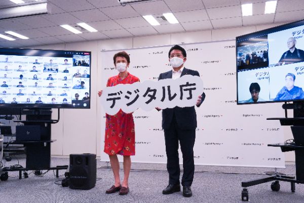 デジタル庁のロゴを持って記念撮影に臨む、石倉洋子デジタル監と平井卓也デジタル大臣。