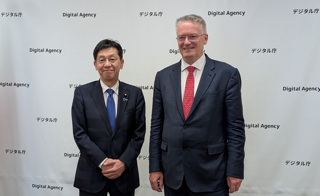 松本デジタル大臣とコーマン経済協力開発機構(OECD)事務総長が笑顔で並んでいる様子。