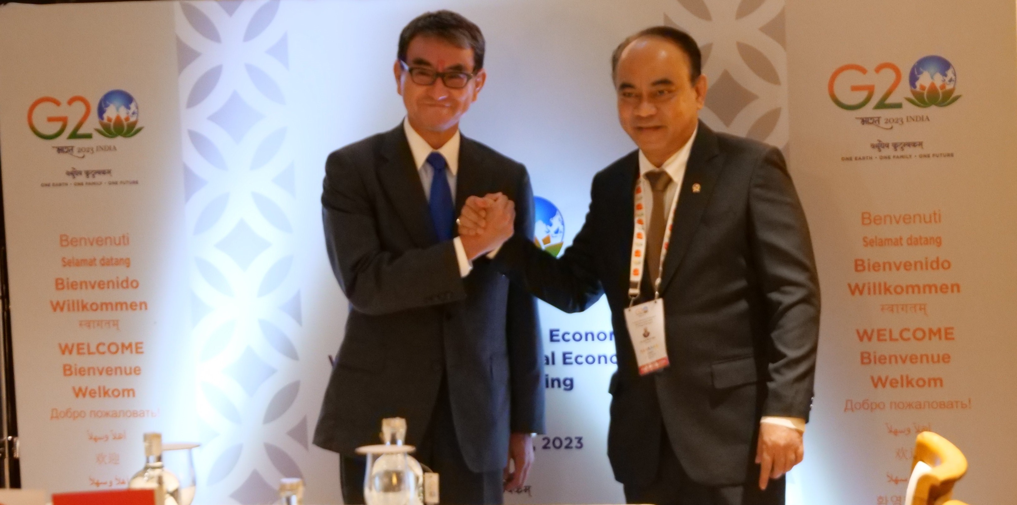 Photo fo Minister Setiadi of Indonesia (right) and Minister Kono (left) shaking hands.