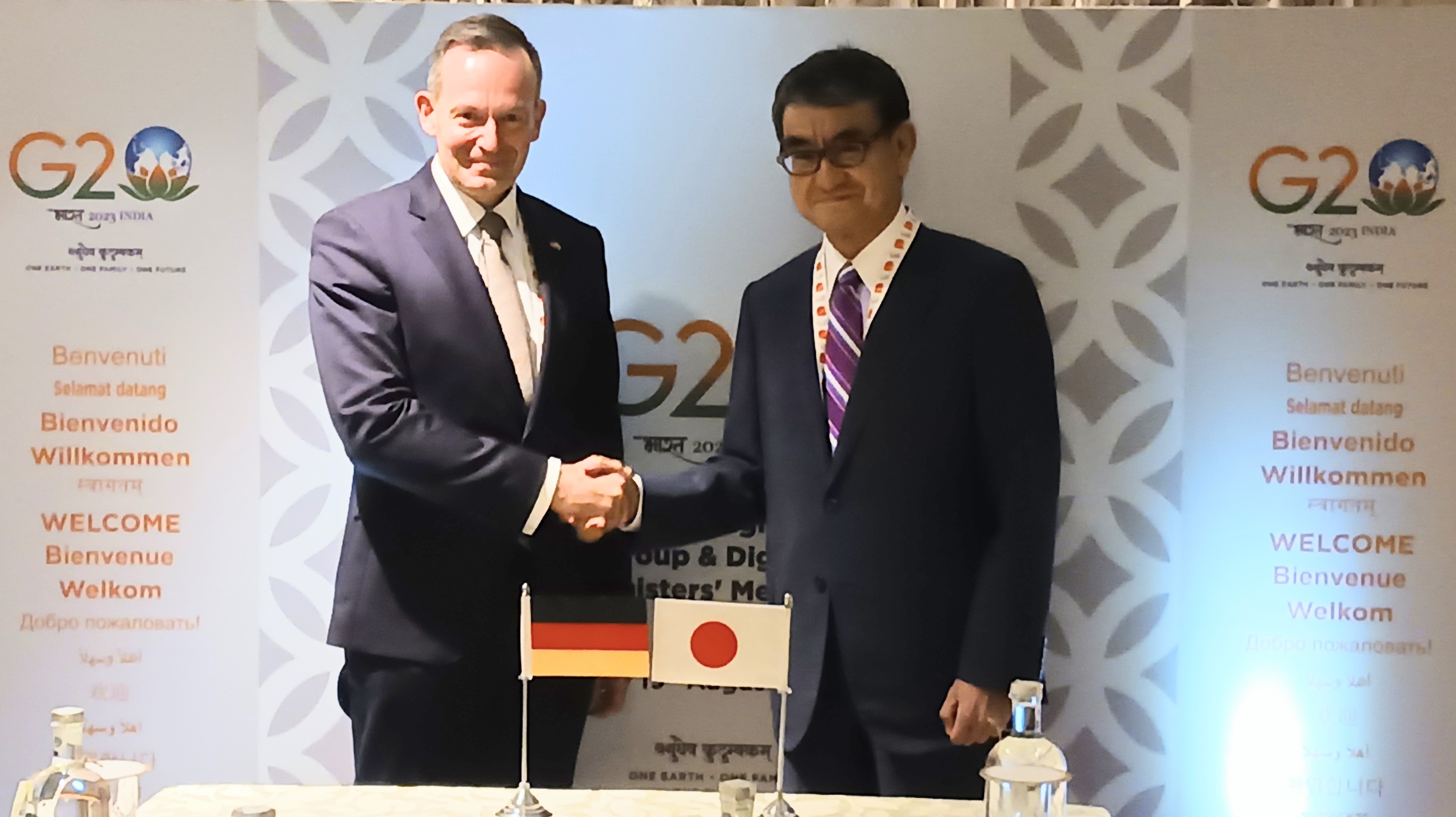 Photo of Minister Wissing of Germany (lefy) and Minister Kono (right) shaking hands.