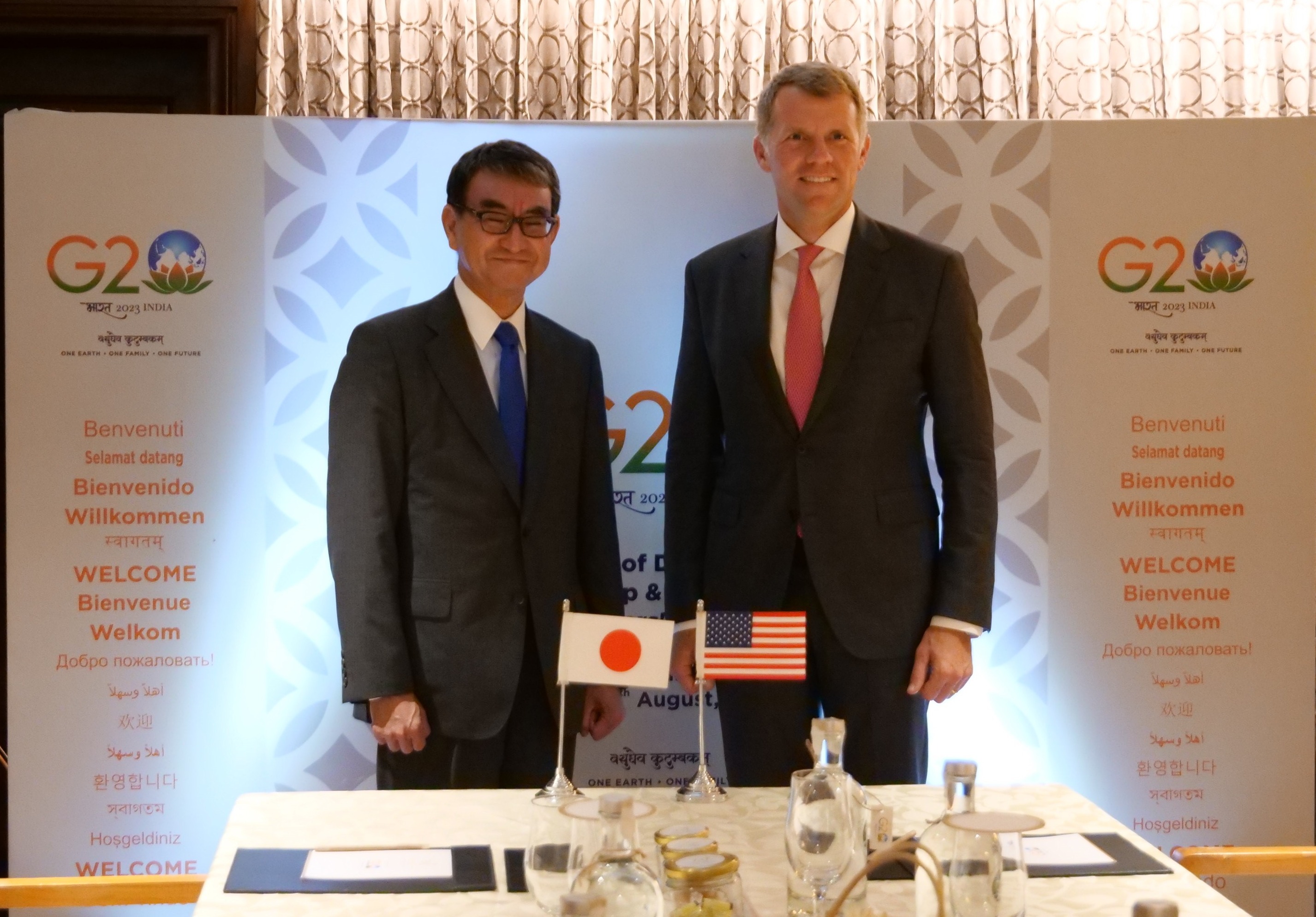 Photo of Ambassador Fick of the United States (right) and Minister Kono (left).