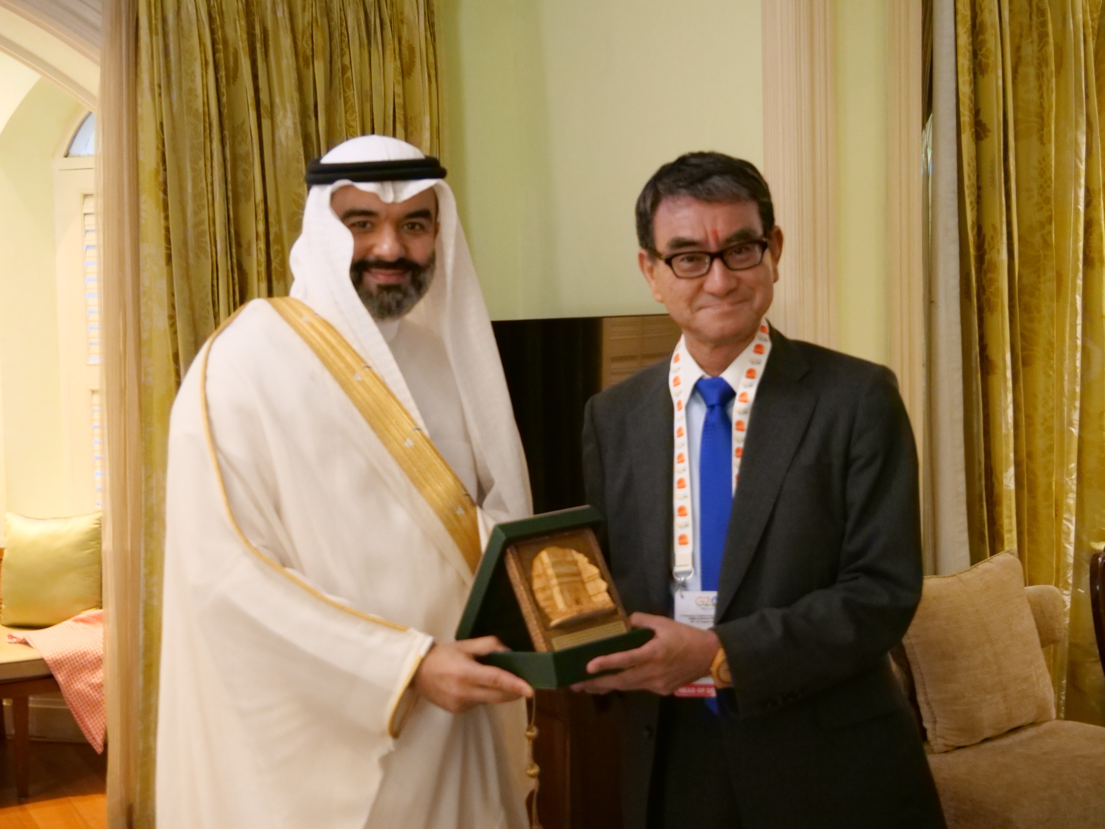 Photo of Minister Al-Sawaha of Saudi Arabia (left) and Minister Kono (right) shaking hands.
