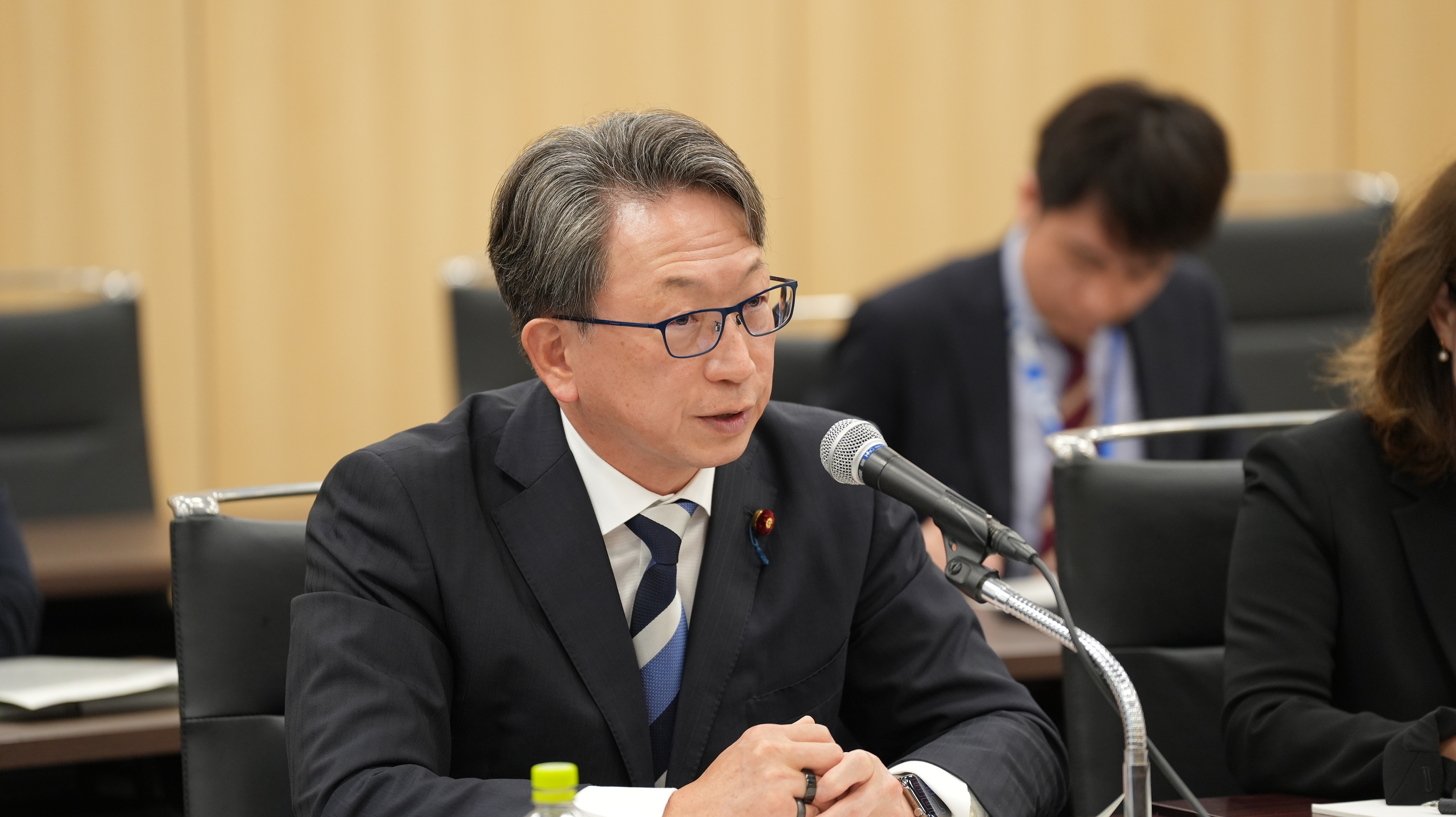 着席中の平デジタル大臣がマイクを使い話している様子