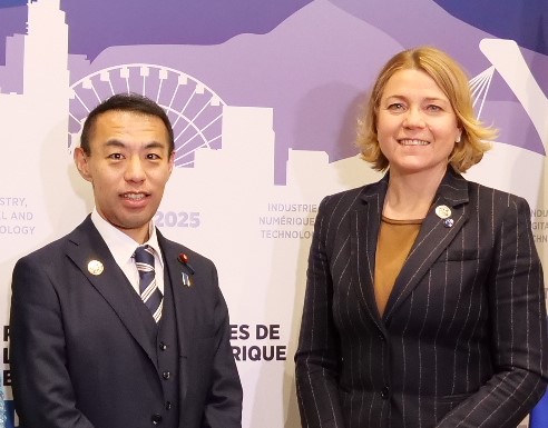 ヴィルックネン欧州委員会上級副委員長との会談の様子。左に今枝デジタル副大臣、右にヴィルックネン欧州委員会上級副委員長が立っている。