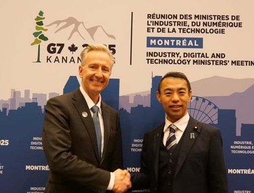 シーハン科学技術・イノベーション局長との会談の様子。左にハン科学技術・イノベーション局長、右に今枝デジタル副大臣が立っており、握手をしている。