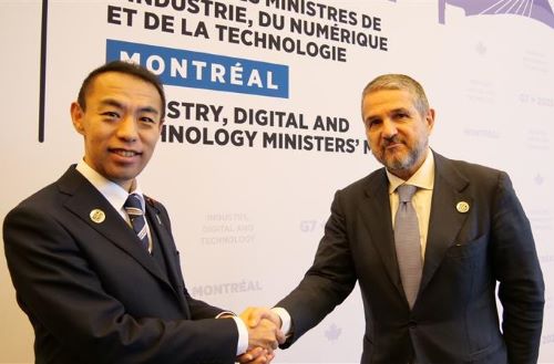 イタリアのヴァレンティーニ企業・メイド・イン・イタリー省副大臣との会談の様子。左に今枝デジタル副大臣、右にヴァレンティーニ企業・メイド・イン・イタリー省副大臣が立っており、握手をしている。