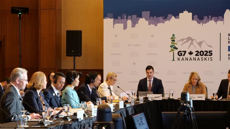 G7の会合の様子。各国代表者が長テーブルを囲んで着席し、議論を行っている。