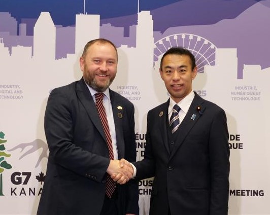 英国のマーレー科学・イノベーション・技術省（DSIT）閣外大臣（デジタル政府・データ担当）との会談の様子。左にマーレー科学・イノベーション・技術省閣外大臣、右に今枝デジタル副大臣が立っており、握手をしている。