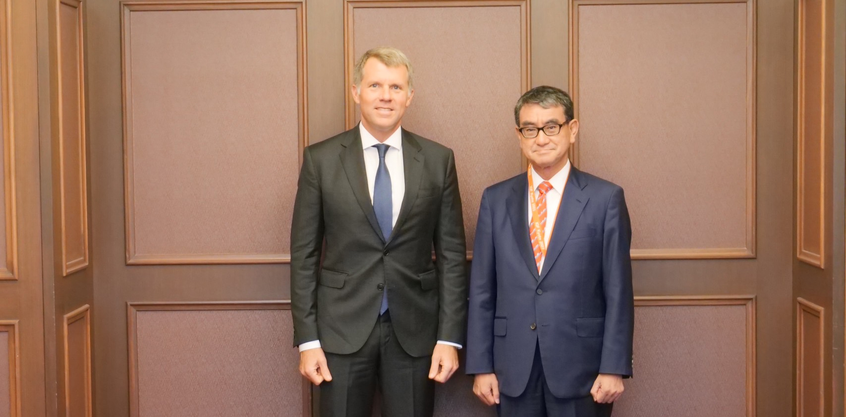 Picture of Minister Kono and Ambassador Nathaniel C. Fick