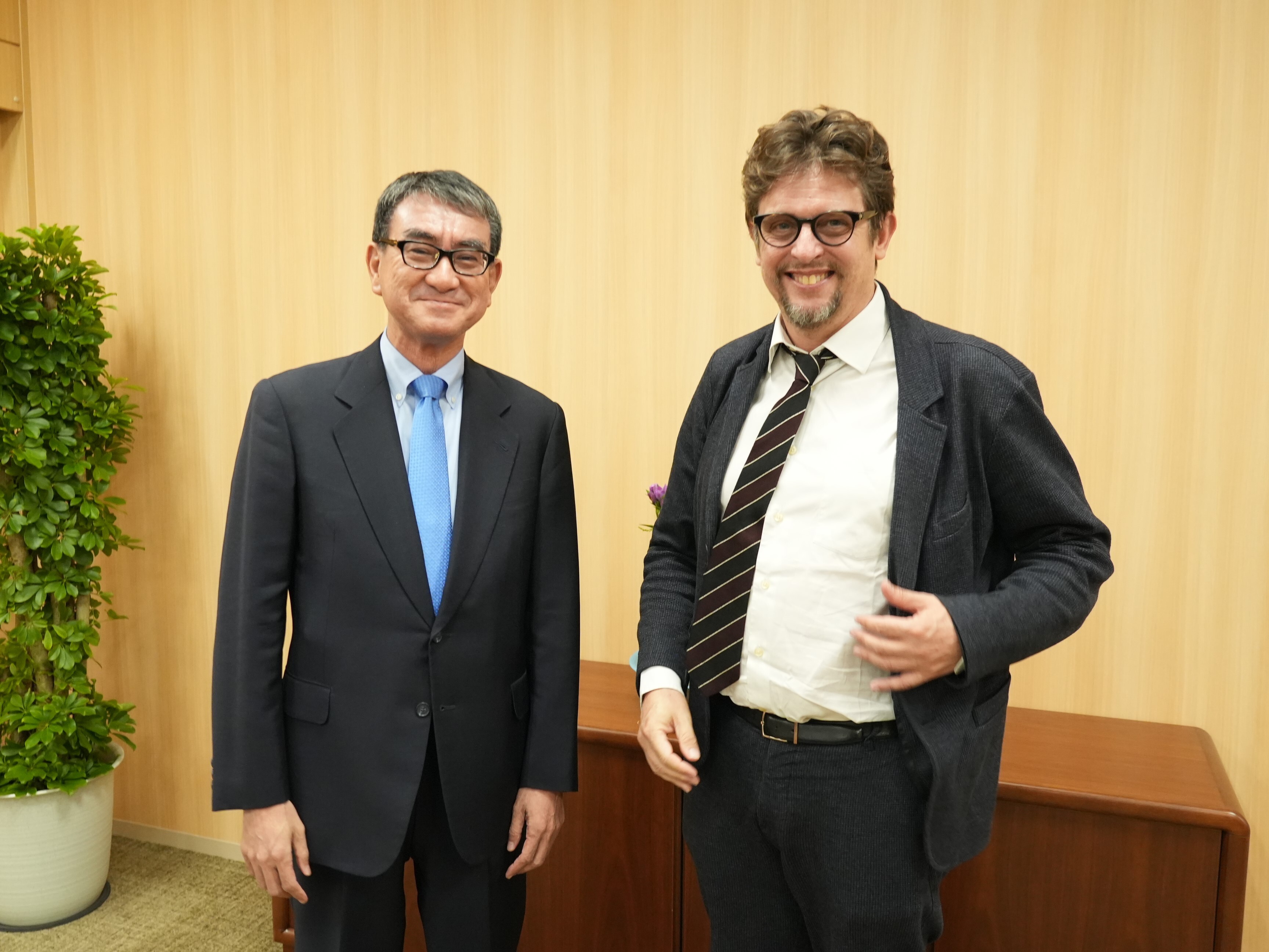 Photo of Minister Kono and Ambassador Verdier.