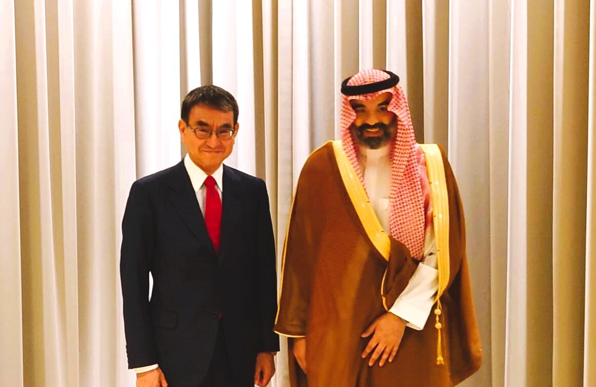 アムステルダム市のバロンCTO及び職員との集合写真。左から2番目がバロンCTO、中央が河野デジタル大臣。