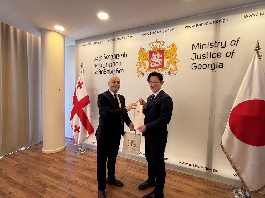 Photo of Parliamentary Vice-Minister for Digital Transformation Kawasaki (right) and Deputy Minister of Justice Dgebuadze (left)