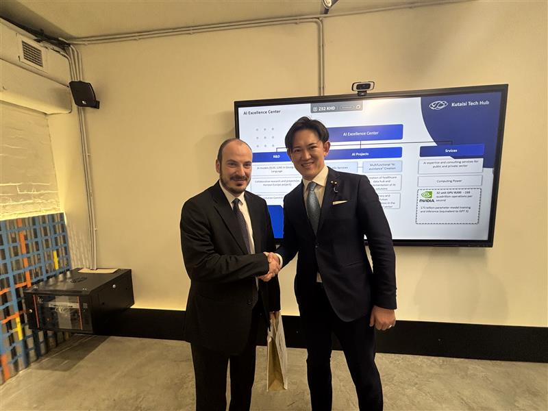 Photo of Parliamentary Vice-Minister for Digital Transformation Kawasaki (right) and Mr. Kasradze, Chairman of GITA (left)