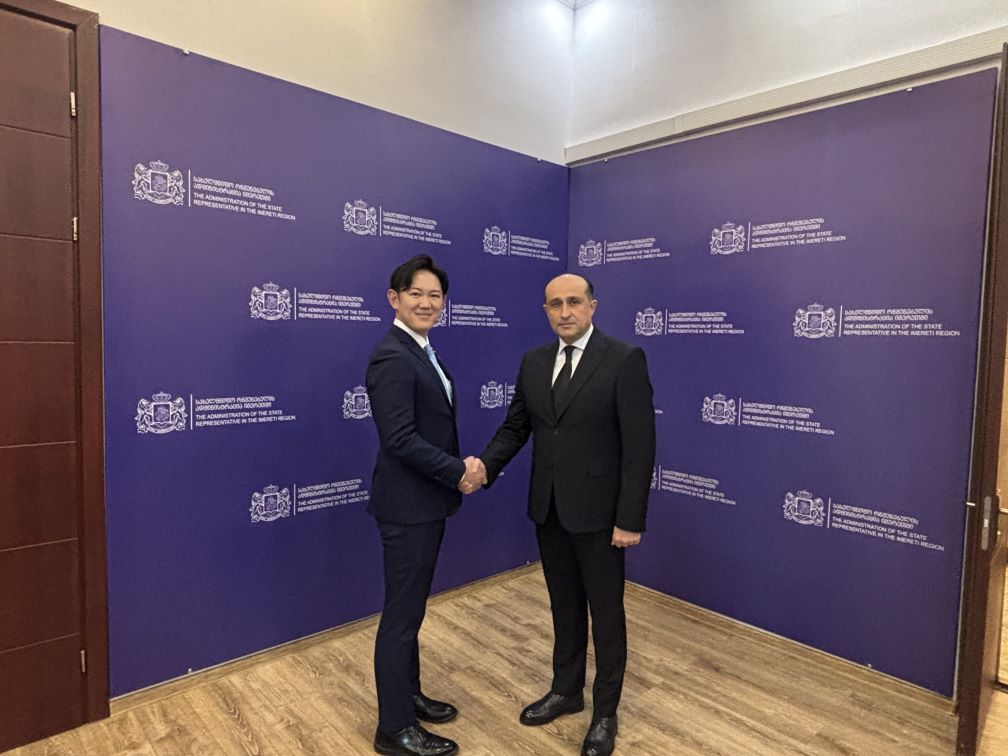 Photo of Parliamentary Vice-Minister for Digital Transformation Kawasaki (left) and Mr. Zalkaliani, State Representative in the Imereti region (right)