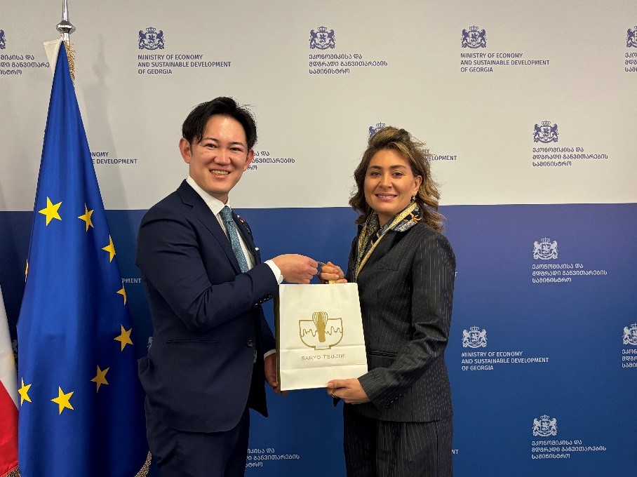 Photo of Parliamentary Vice-Minister for Digital Transformation Kawasaki (left) and Deputy Minister Ioseliani of the Ministry of Economy and Sustainable Development (right)