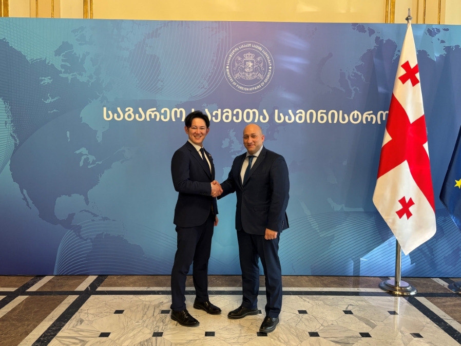 Photo of Parliamentary Vice-Minister for Digital Transformation Kawasaki (left) and Deputy Minister Khvtisiashvili (right)