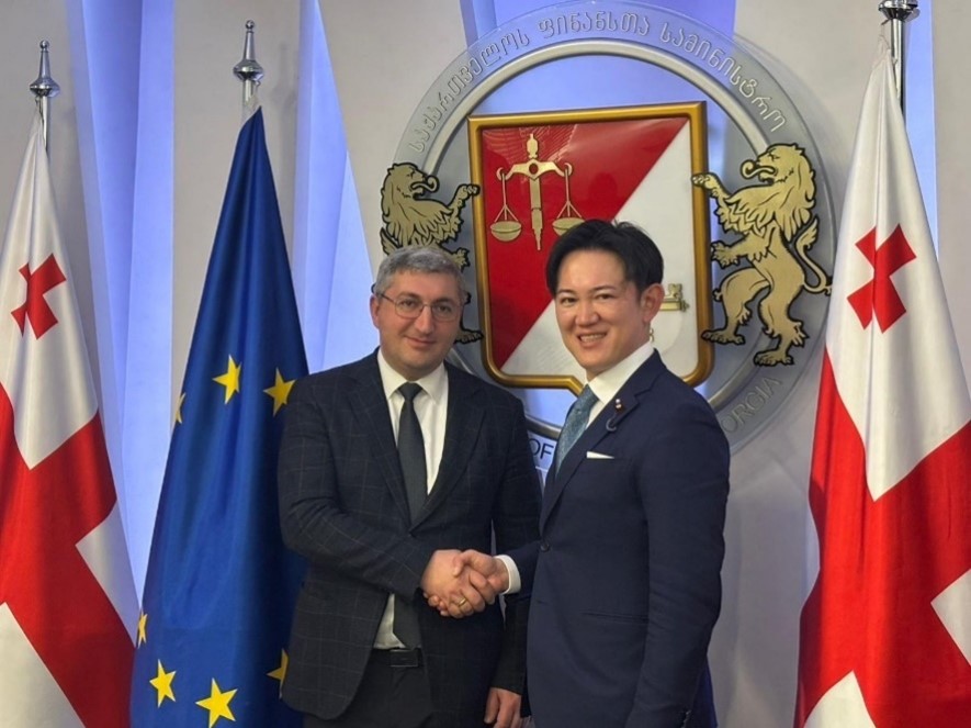 Photo of Parliamentary Vice-Minister for Digital Transformation Kawasaki (right) and the First Deputy Minister of Finance Kakauridze (left)