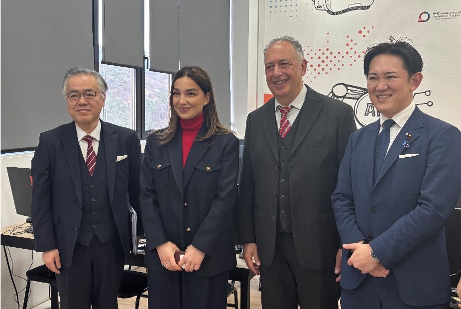 Photo of Parliamentary Vice-Minister for Digital Transformation Kawasaki (right) and Dr. Enukidze, Rector of BTU (second from left)