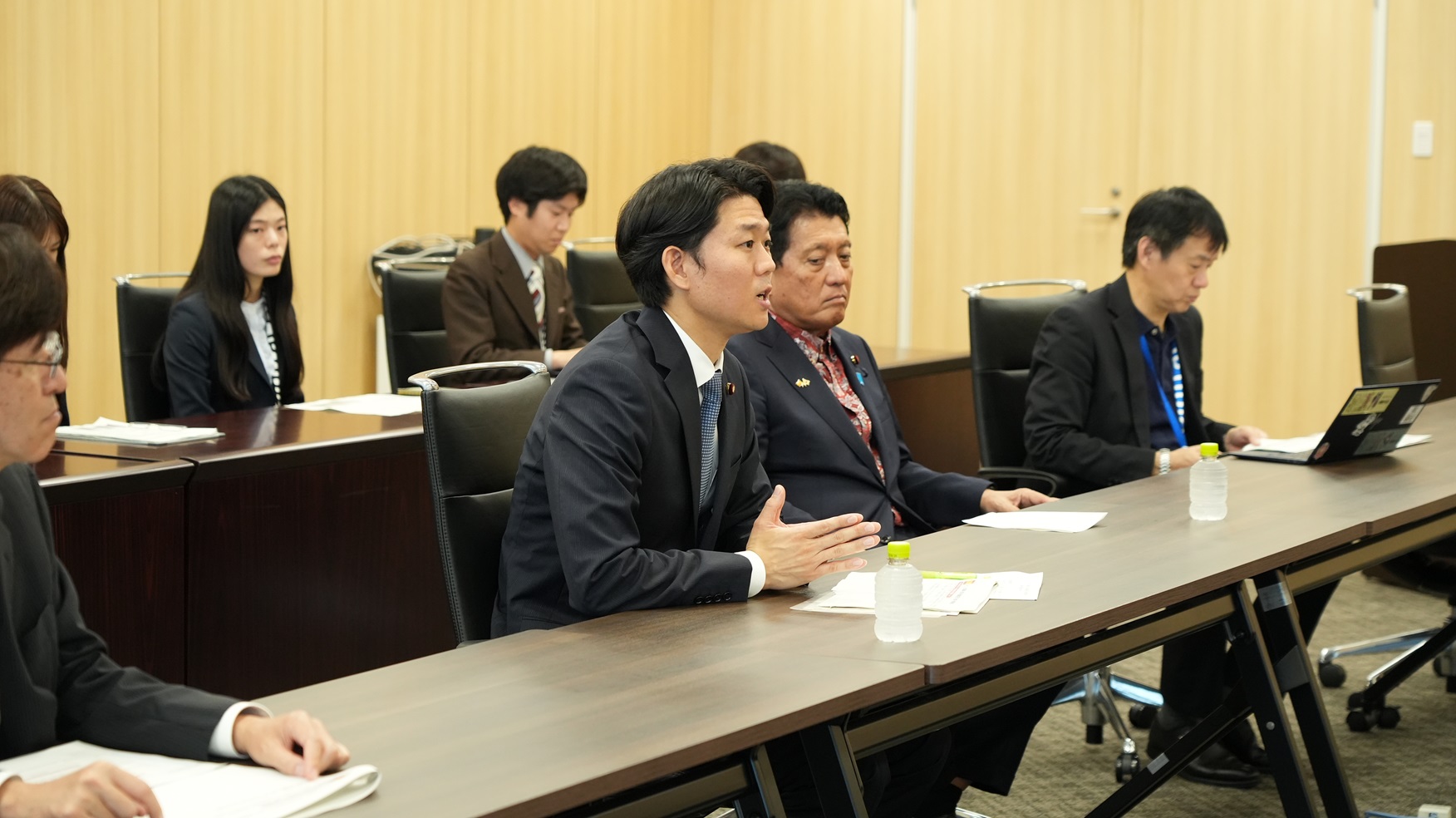 意見交換時の写真。中央で着席した岸デジタル大臣政務官が意見を述べている。