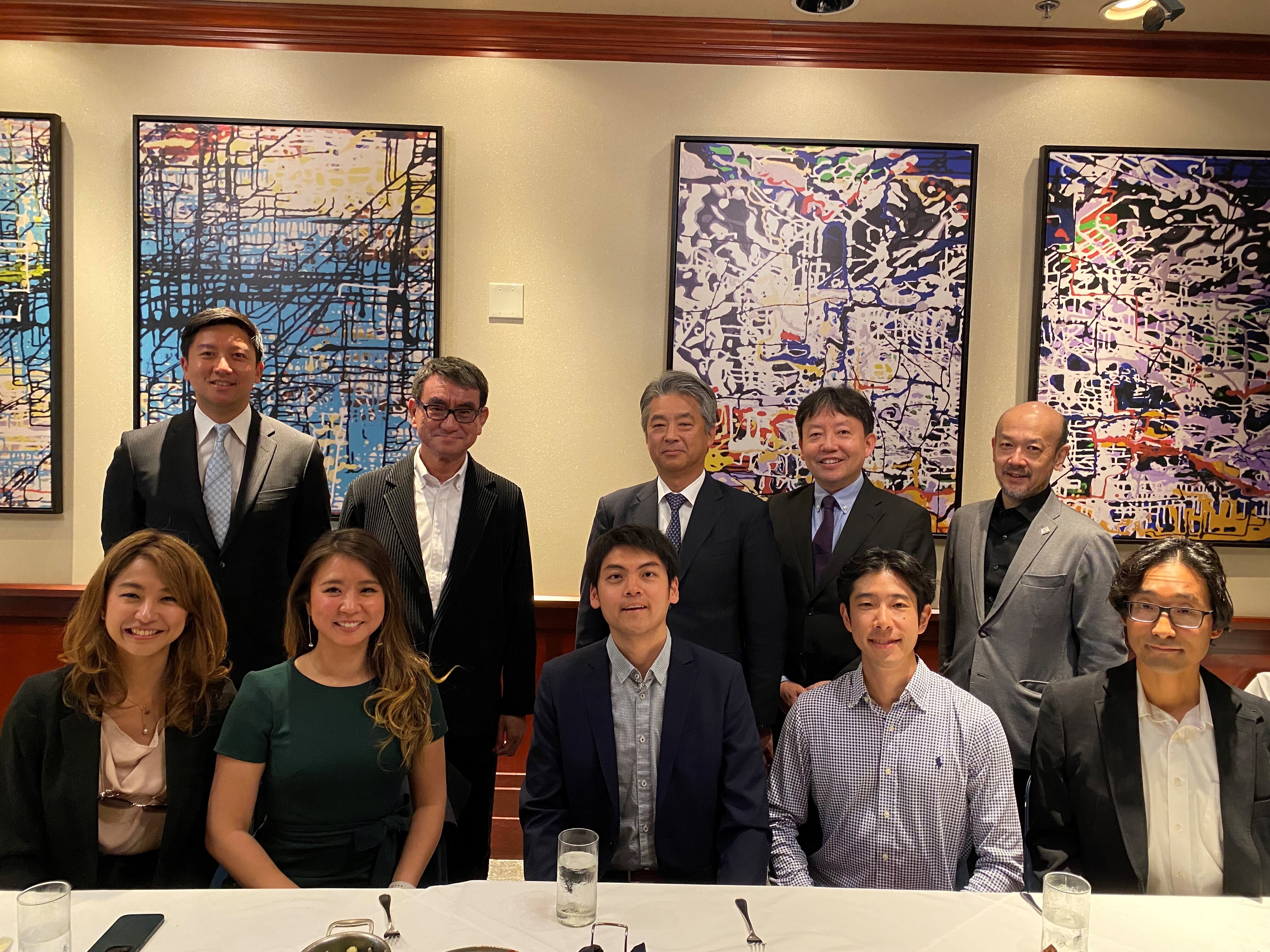 日系スタートアップ関係者との昼食会10名の集合写真。河野大臣は後列左から2人目