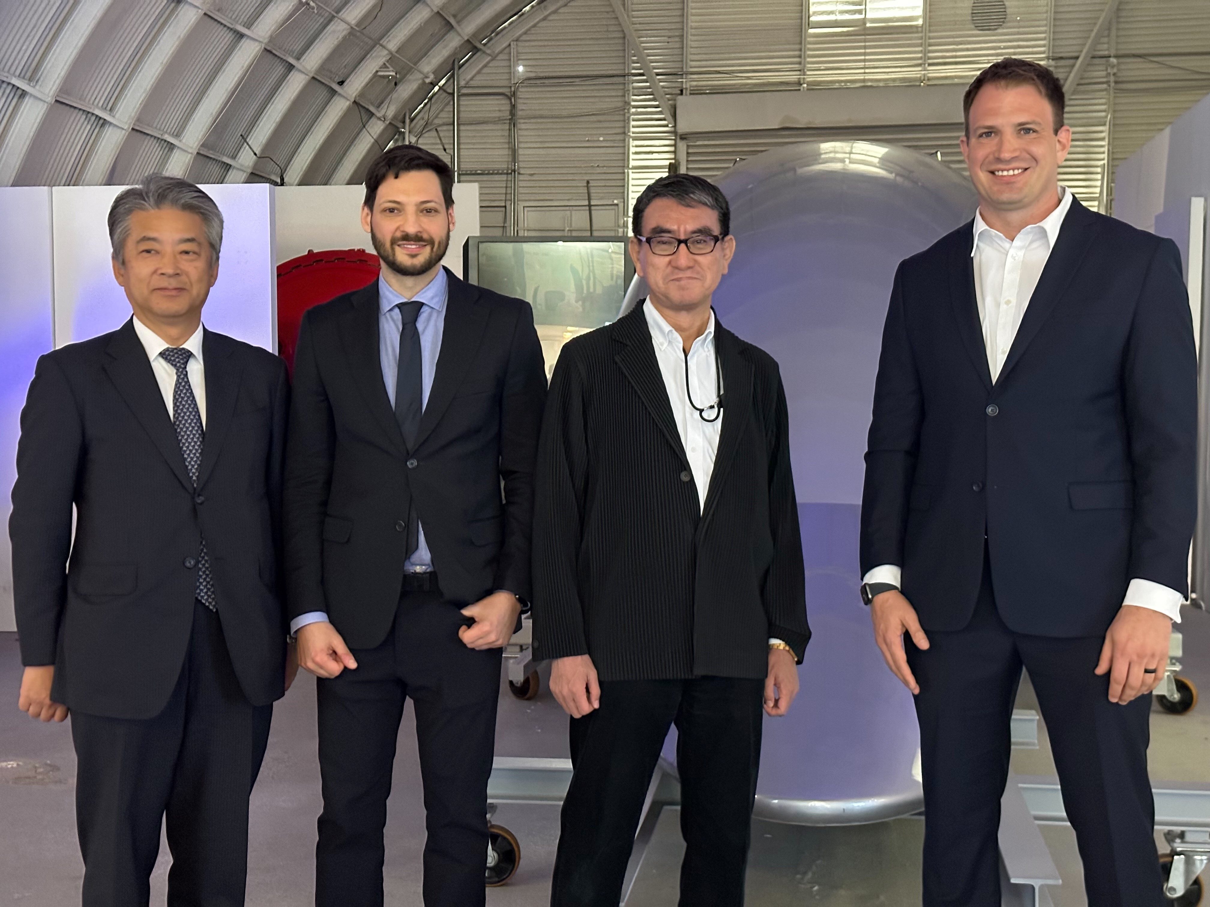 Hyperloop TT社 (高速輸送システムの米スタートアップ）社員と河野大臣。大臣は左から3人目