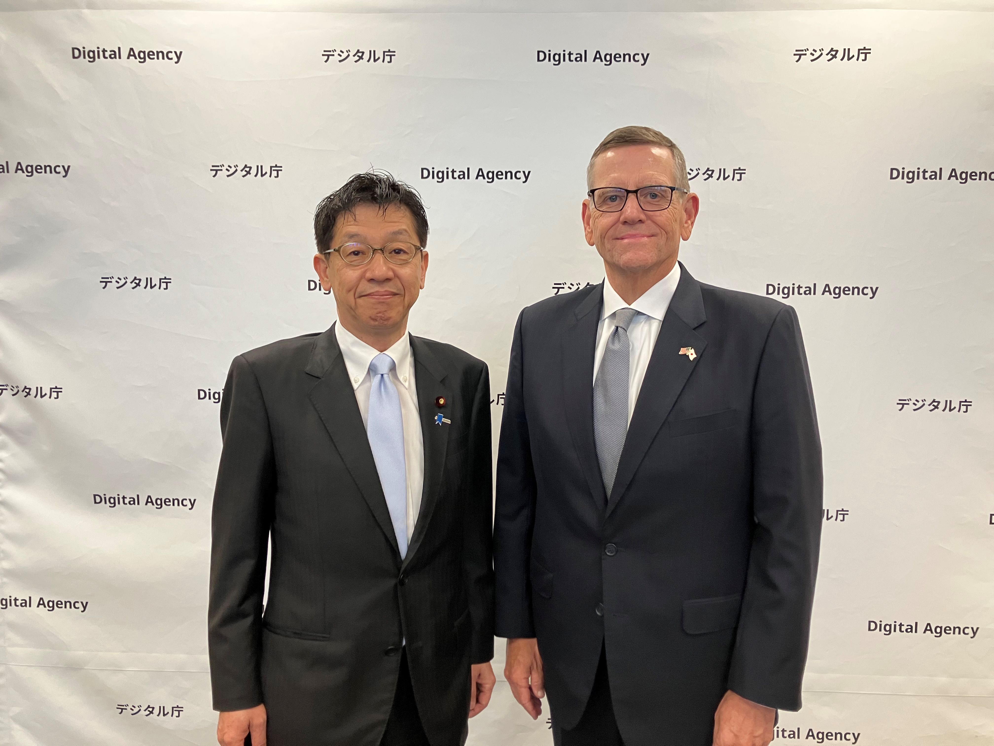 Photo of Minister Matsumoto and  Chair of the U.S.-Japan Business Council, David Goeckeler. They stand side by side.