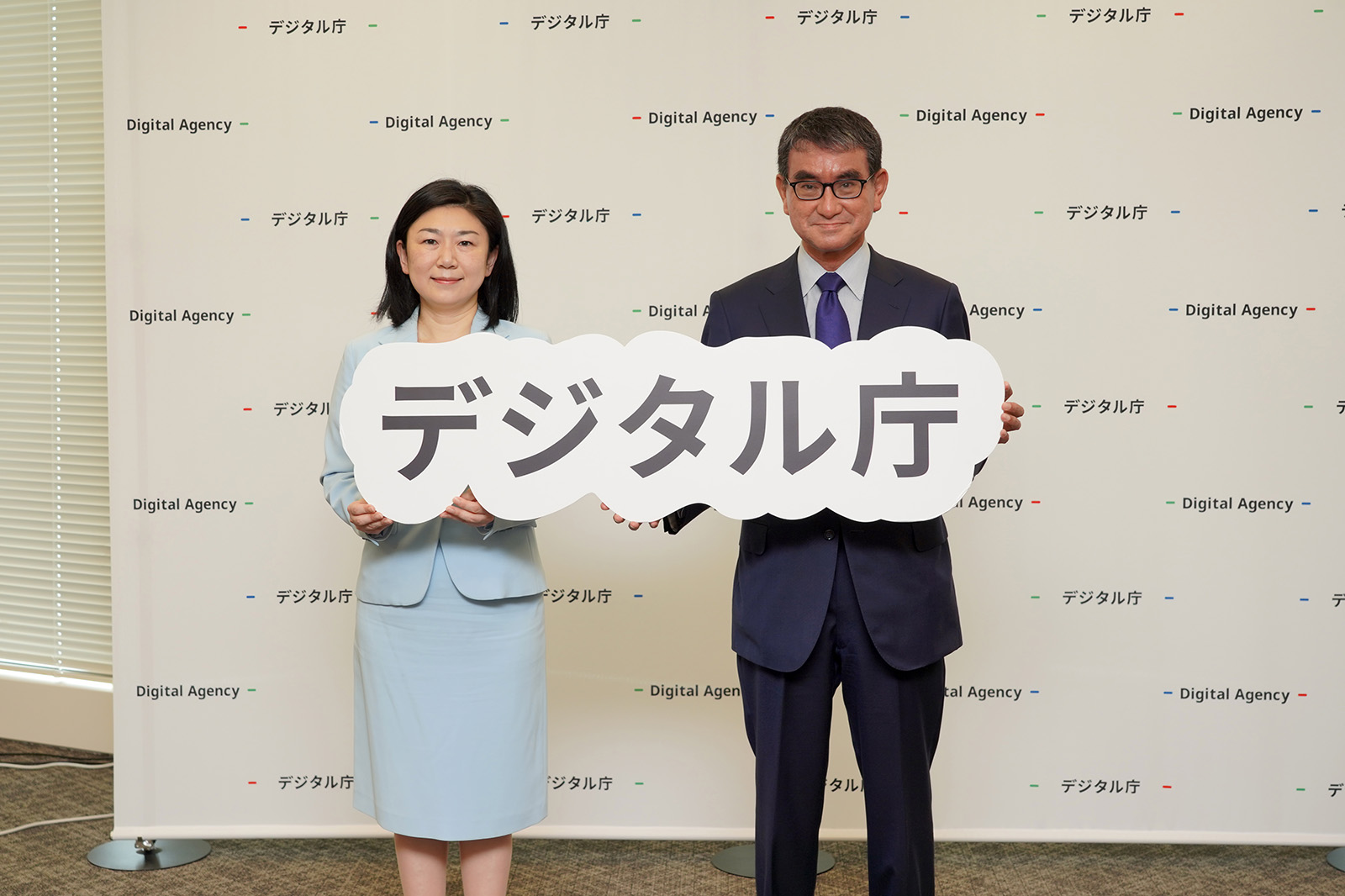 牧島かれん前デジタル大臣と河野太郎新デジタル大臣のツーショット。二人はデジタル庁のロゴを手に持っている。