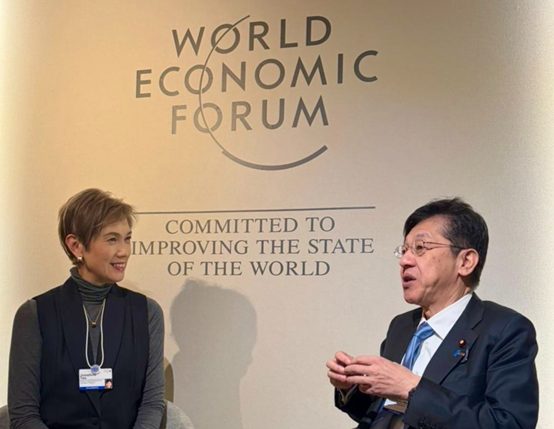 シンガポール ジョセフィン・テオ大臣(左)との会談の様子