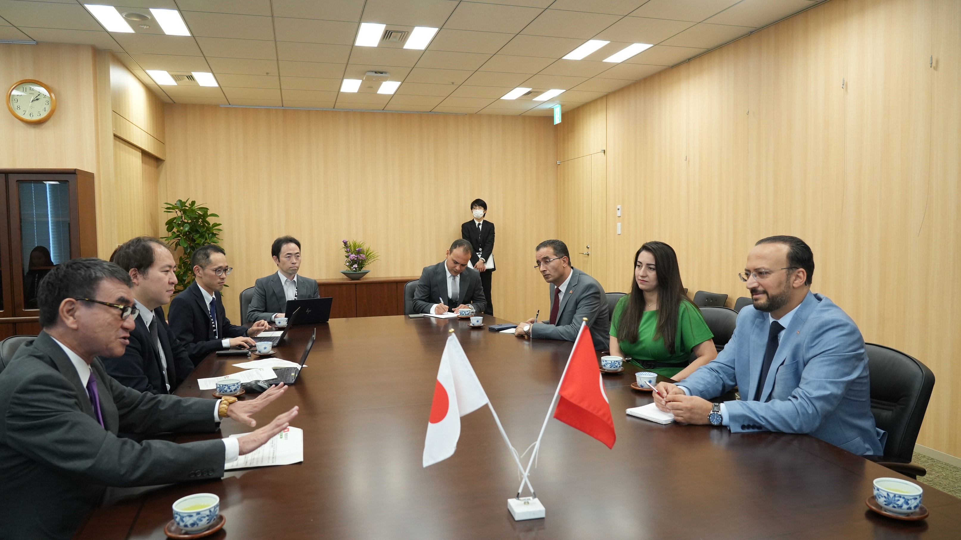 会談をする河野大臣とニザール・ベン ネジ通信技術大臣