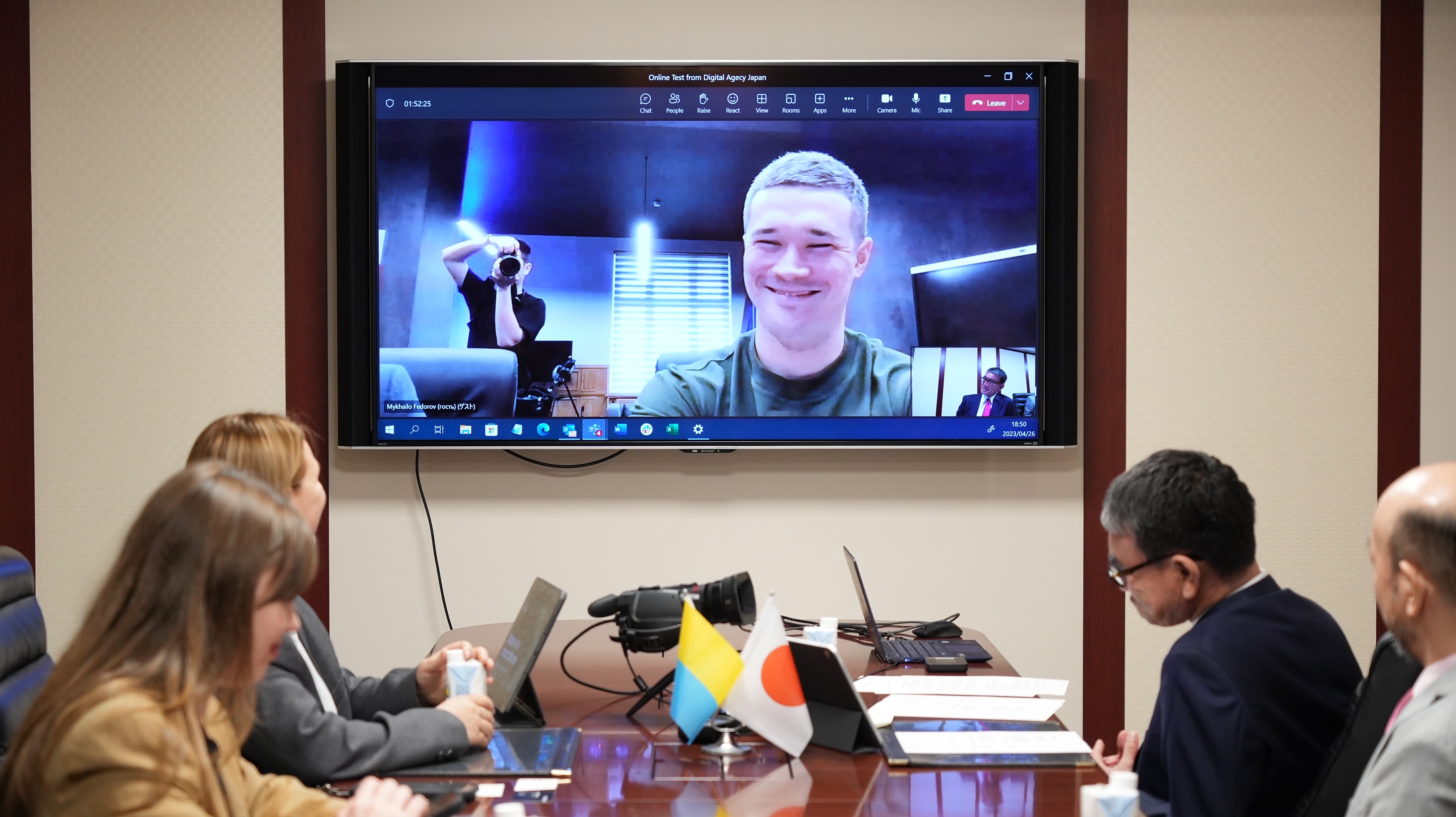 オンラインで会談する河野大臣とフェードロフ副首相兼デジタル大臣