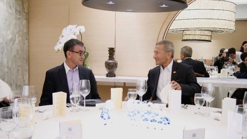 Photo of Minister Kono having lunch with Dr. Vivian Balakrishnan, Minister for Foreign Affairs of Singapore. On the left is Minister Kono and on the right is Minister Balakrishnan.