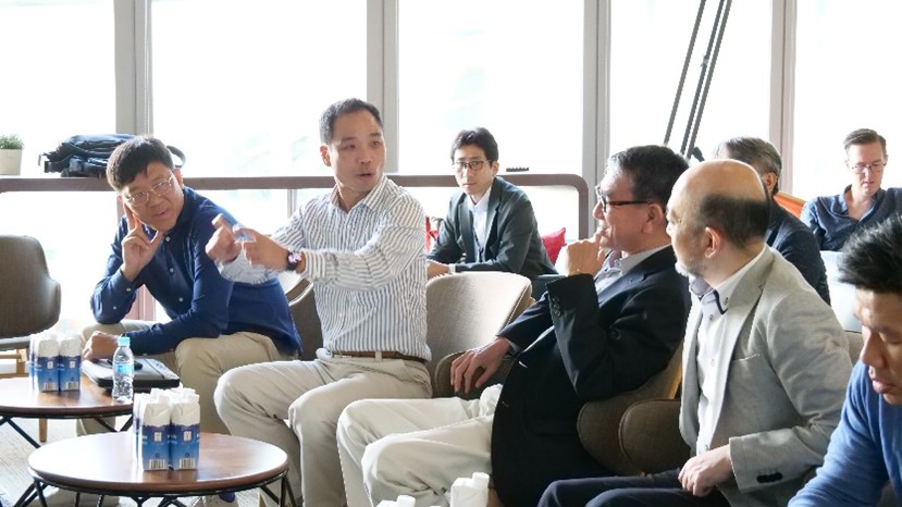 GovtechにてGoh Wei Boon CEOと意見交換している河野大臣の様子。