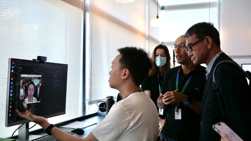 Photo of Minister Kono receiving an explanation of IoT System from GovTech staff.