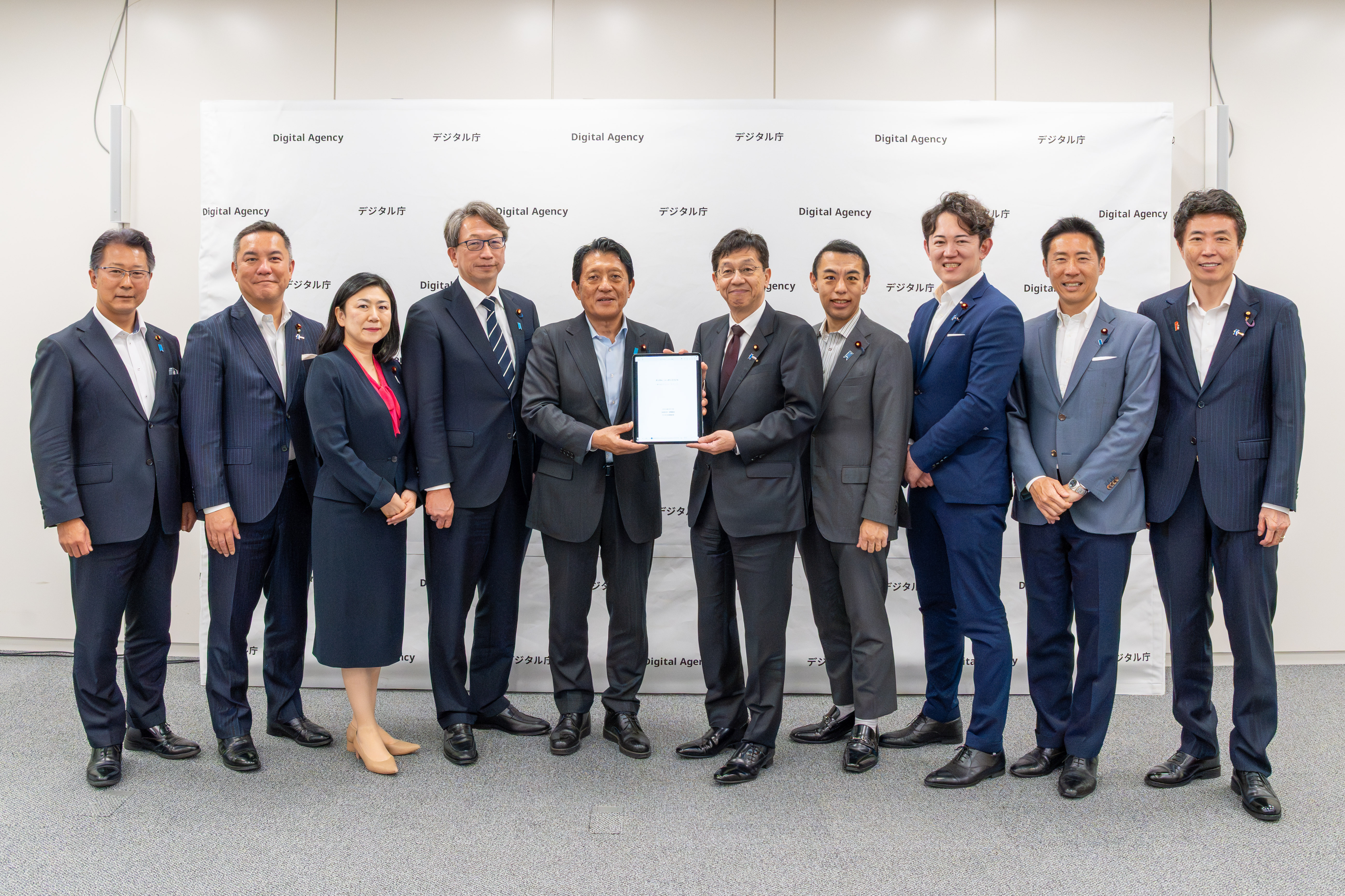 松本デジタル大臣をはじめ、デジタル庁と自由民主党のメンバーが並んで写っている