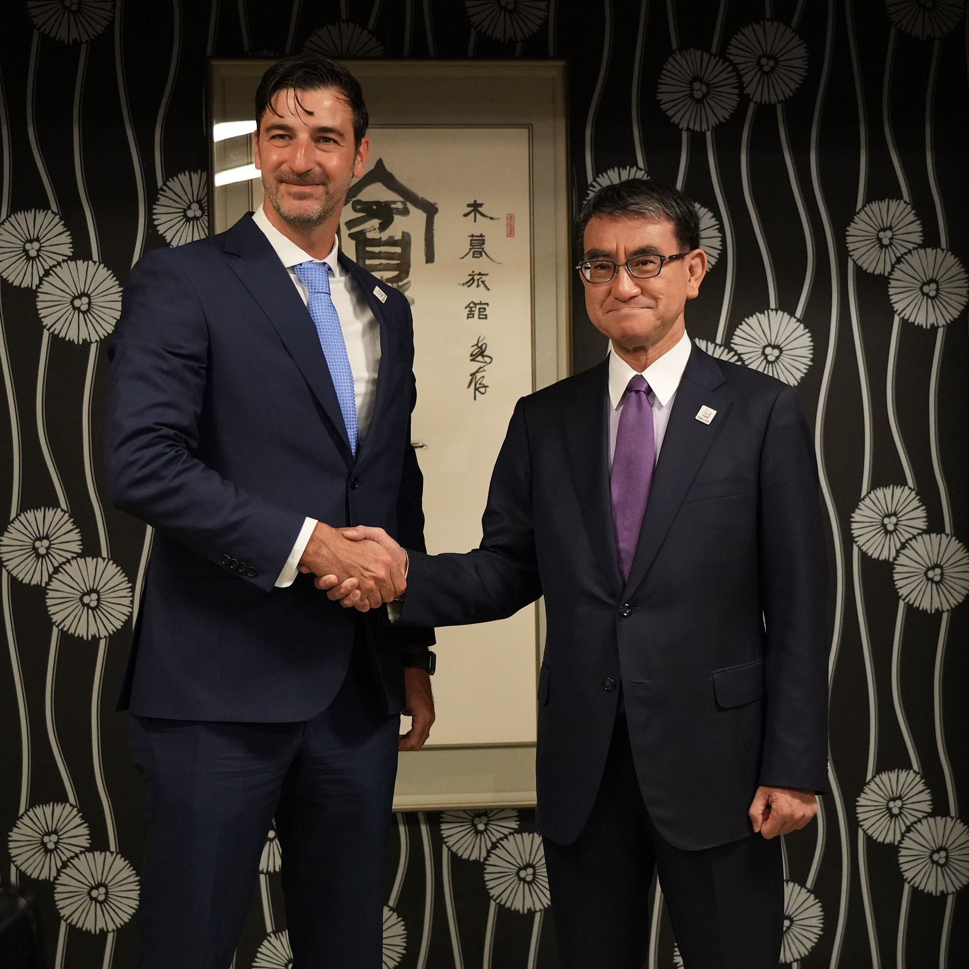 From left, Mr. François Bilodeau, Associate Deputy Minister of Innovation, Science and Economic Development, Canada and Minister Kono.