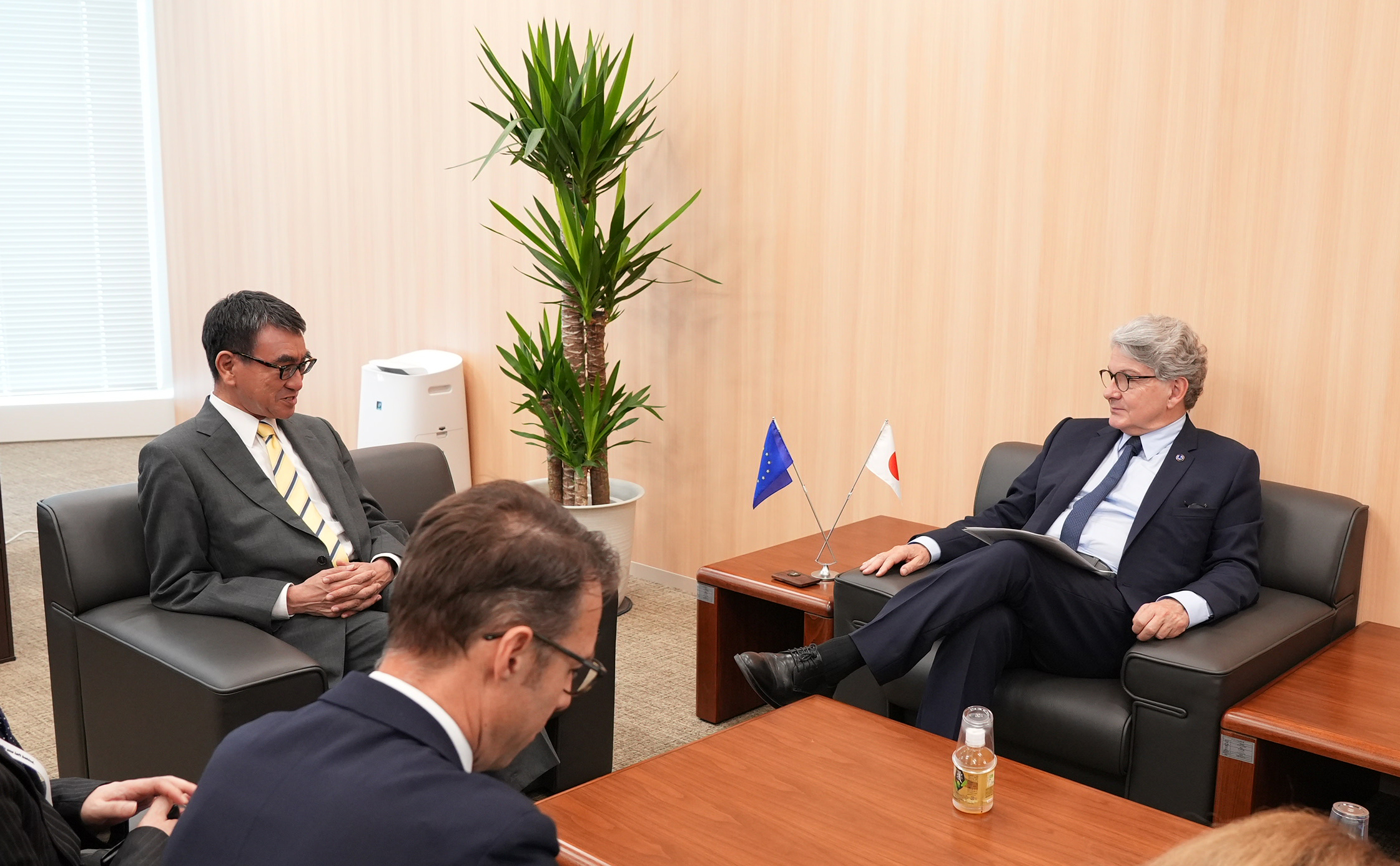 Photo of bilateral meeting between Minister Kono and Mr. Breton, European Commissioner.