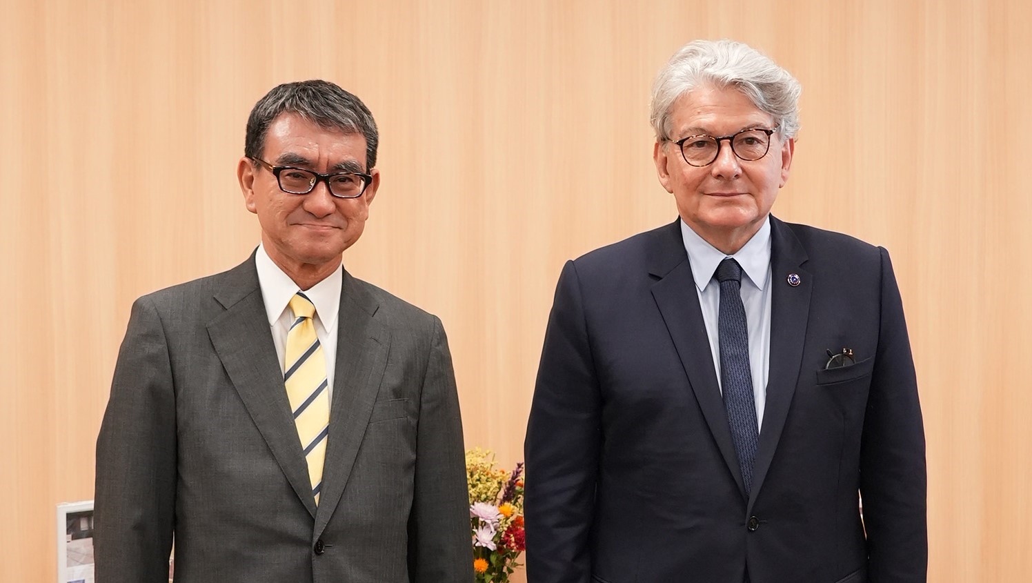 Photo of Minister Kono (left) and Mr. Breton, European Commissioner (right).